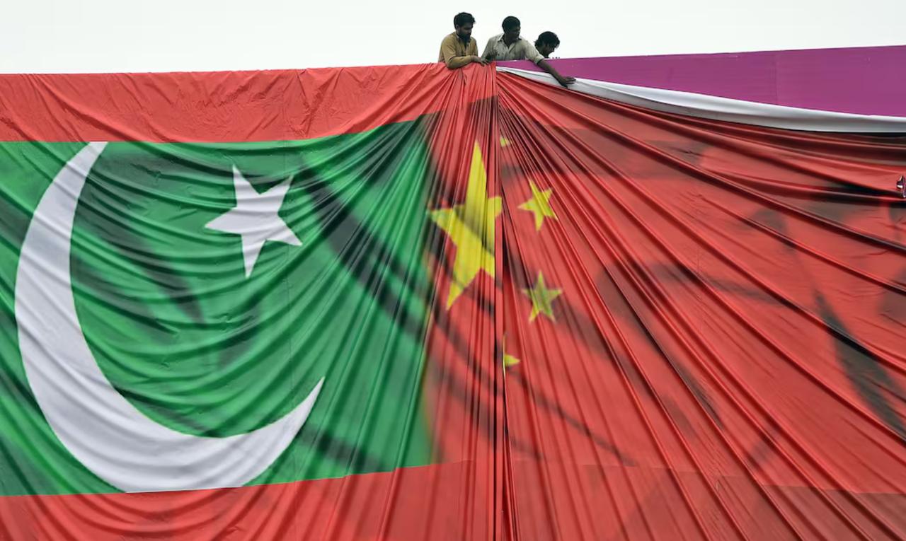 Pakistani laborers arrange a welcome billboard featuring the Chinese and Pakistani national flags ahead of a visit by Chinese President Xi Jinping in Islamabad on April 18, 2015. (AFP Photo)