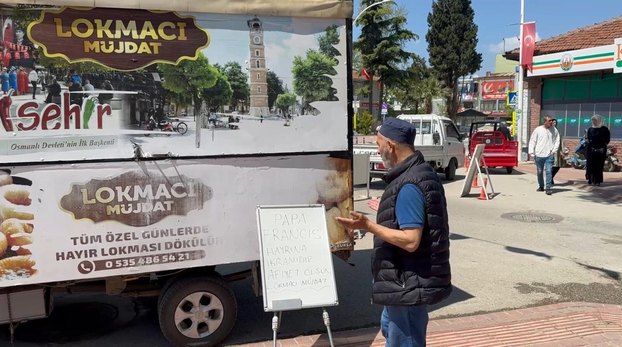 A man receives lokma, a traditional Turkish sweet distributed in times of mourning, from a street vendor in Iznik, Bursa on April 21, 2025. (IHA Photo)