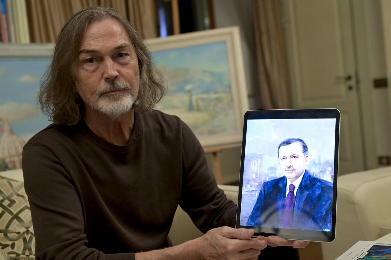 Russian artist Nikas Safronov is seen holding a portrait of Turkish President and AK Party Leader Recep Tayyip Erdogan during an exclusive interview in Moscow, Russia, May 6, 2025. (AA Photo)