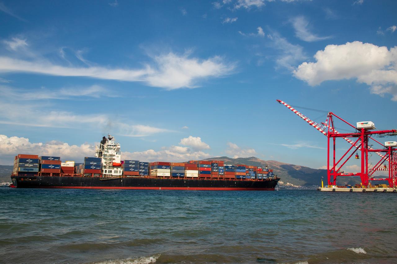 A container ship approaches the port of Gemlik in Bursa, Türkiye, on September 17, 2024. (Adobe Stock Photo)