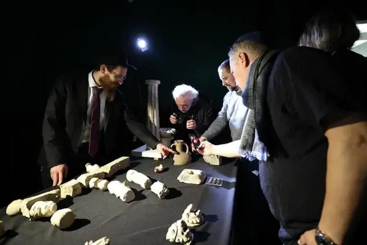 A rabbi and a group examines the findings from ancient Phanagoria, November 17, 2024. (Photo via Volnoe Delo Foundation)