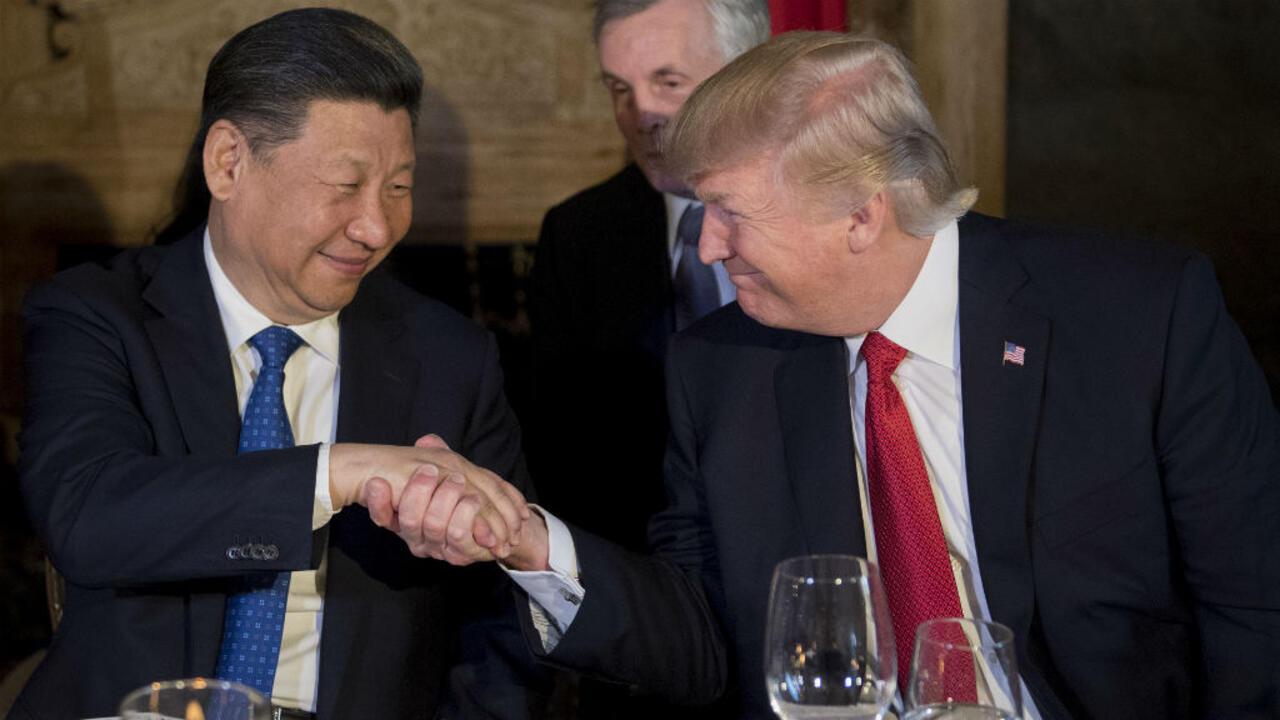 US President Donald Trump (R) and Chinese President Xi Jinping (L) shaking hands during dinner at the Mar-a-Lago estate in Florida on April 7, 2017. (AFP Photo)