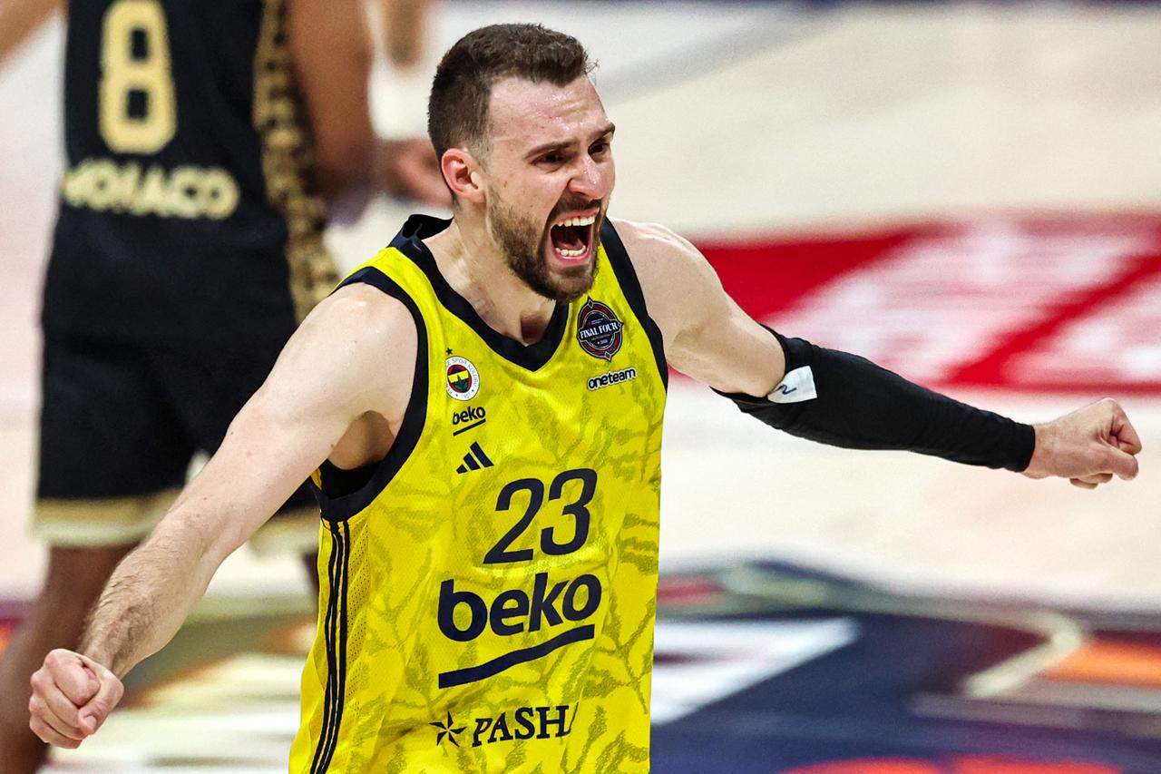 Fenerbahce's Serbian forward #23 Marko Guduric reacts after his team's win in the Euroleague Basketball final match against AS Monaco at Etihad Arena in Abu Dhabi on May 25, 2025. (AFP Photo)