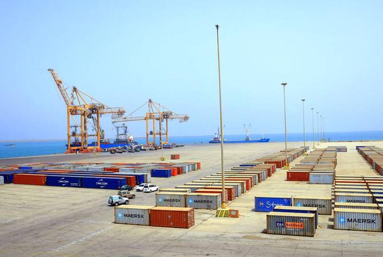 A picture taken on May 28, 2022, shows loading docks at the port of Yemens Red Sea coastal city of Hodeida, around 230 kilometres west of the capital. (AFP Photo)