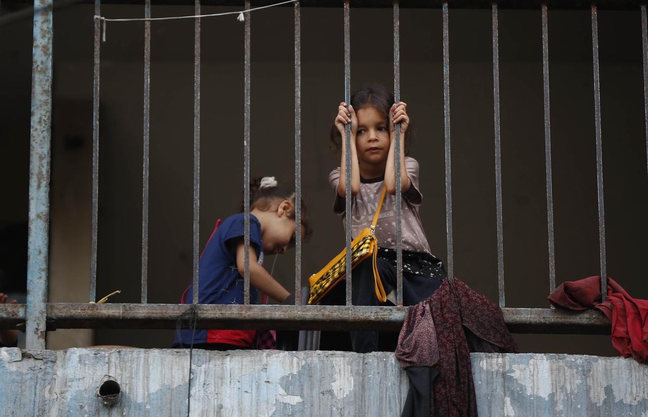 Children staying in the in a school belonging to the United Nations Relief and Works Agency for Palestine Refugees (UNRWA) with their families pass the time as Palestinians sheltering in the school struggle to continue their daily lives without the most basic humanitarian needs in Deir al-Balah, Gaza on June 9, 2025. (AFP Photo)