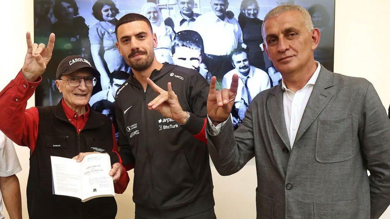 Merih Demiral makes wolf salute with TFF President Ibrahim Hacisomanoglu during Turkiye national football team’s visit to Nobel laureate Aziz Sancar at Sancar Cultural Center, Chapel Hill, June 9, 2025. (Türkiye Daily)