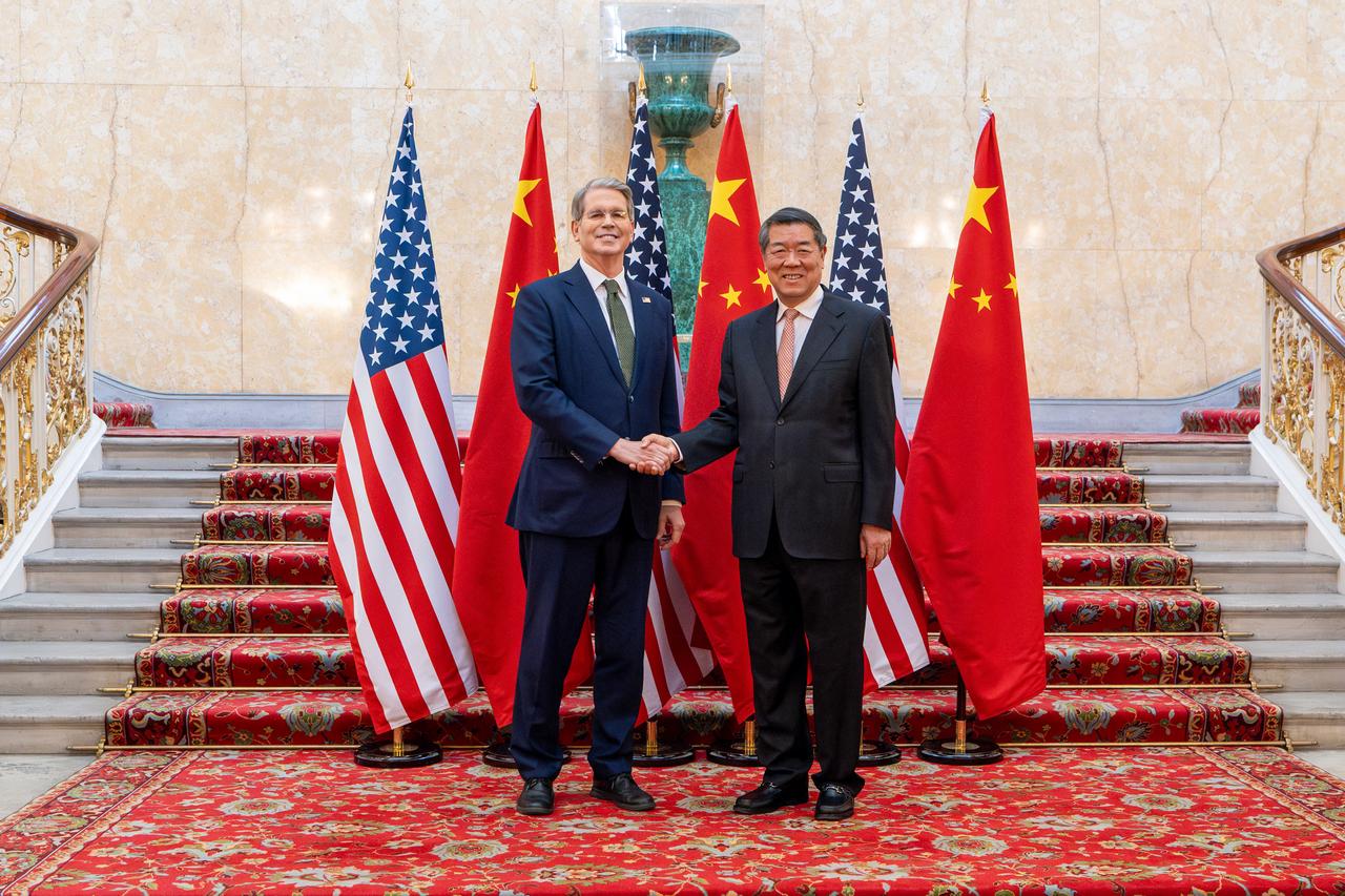 US Secretary of Treasury Scott Bessent and Chinese Vice Premier He Lifeng shake hands as they pose for a photo during trade discussions at the Lancaster House in London on June 9, 2025. (AFP Photo)