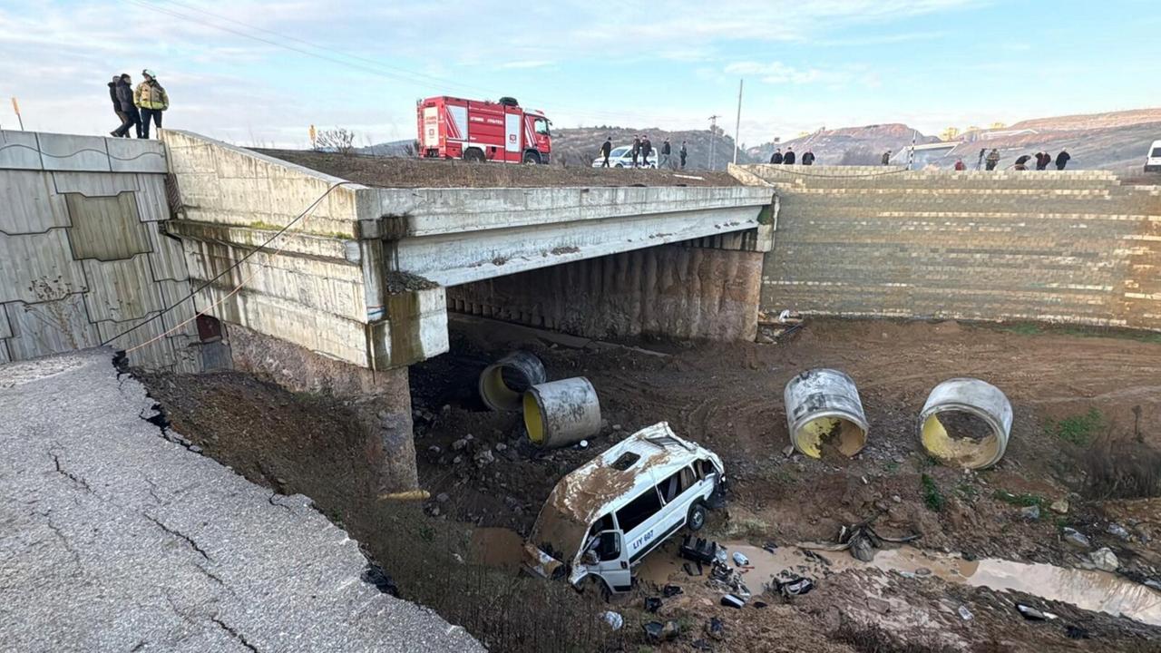 The shuttle bus that fell into a creek bed after the accident in Tuzla, Istanbul, Türkiye, Jan. 24, 2025. (AA Photo)