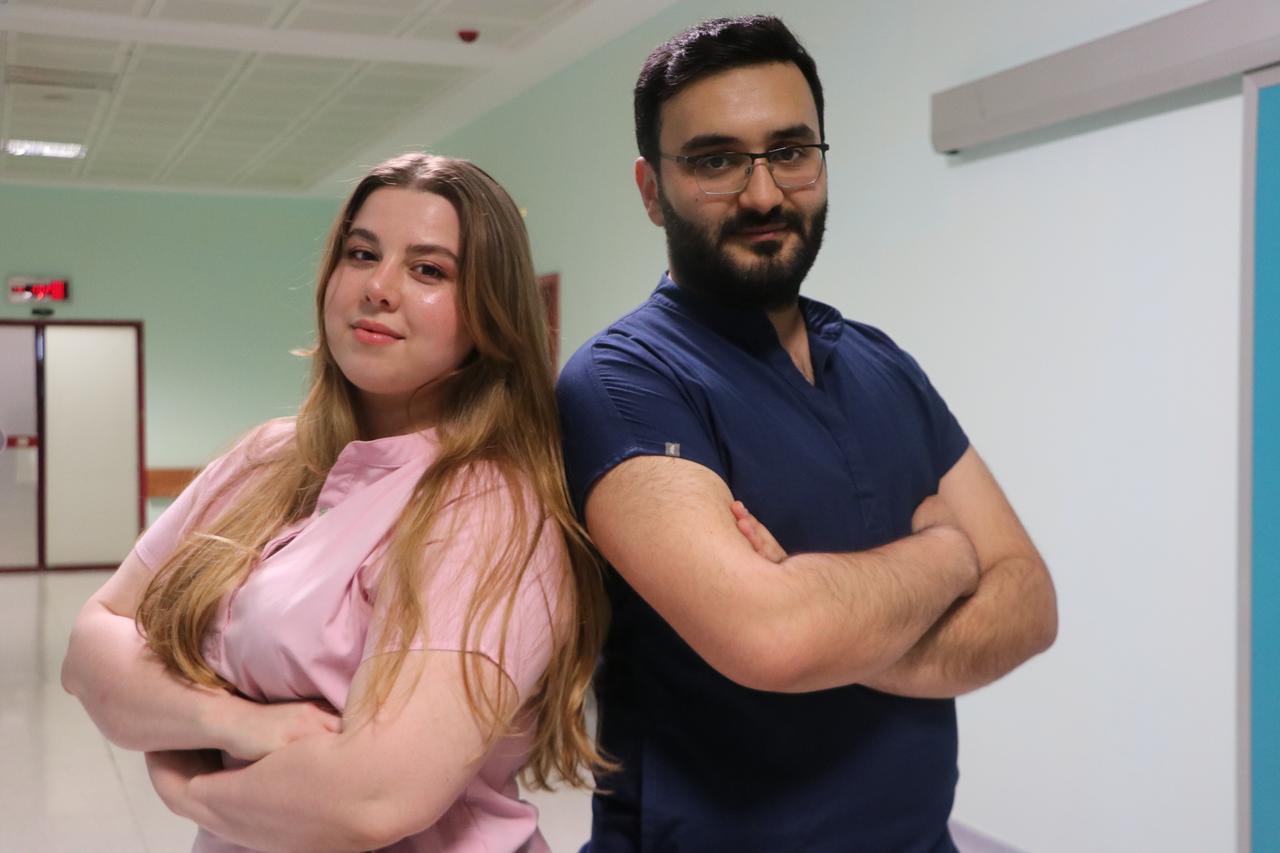 A nurse couple poses at a hospital in Kahramanmaras, Türkiye, May 17, 2025. (AA Photo)