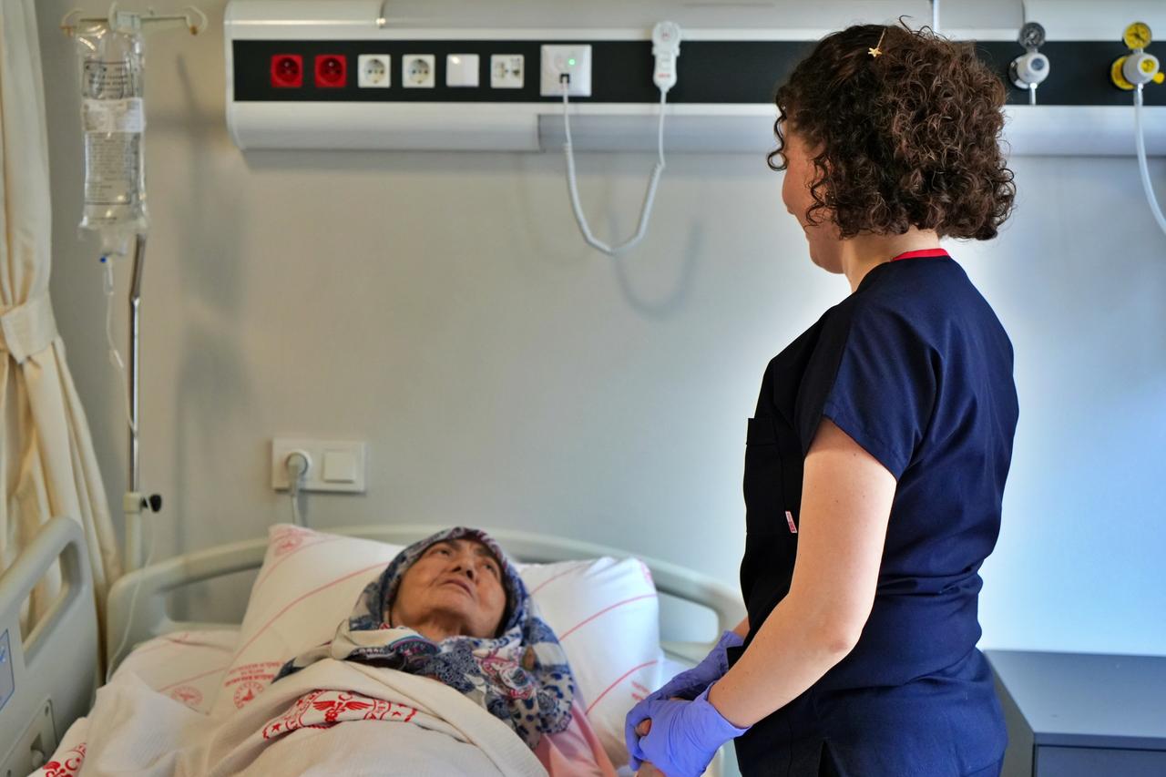 A nurse takes care of a patient at Dosemealti Hospital in Antalya, Türkiye, June 8, 2025. (IHA Photo)
