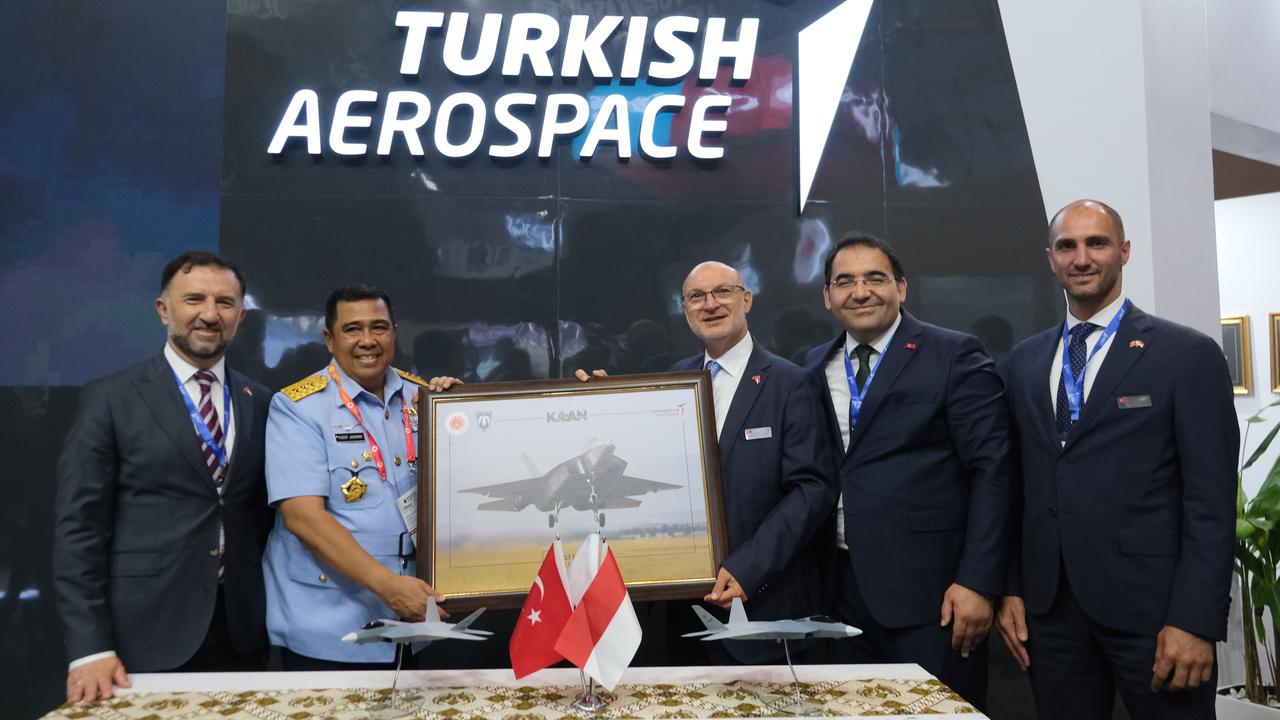 Omer Cihad Vardan, Chairman of the Board of Directors of TAI (3rd right) and Mehmet Demiroglu, General Manager of TAI (left) attended the signing ceremony in Jakarta on 11 June, 2025. (AA Photo)