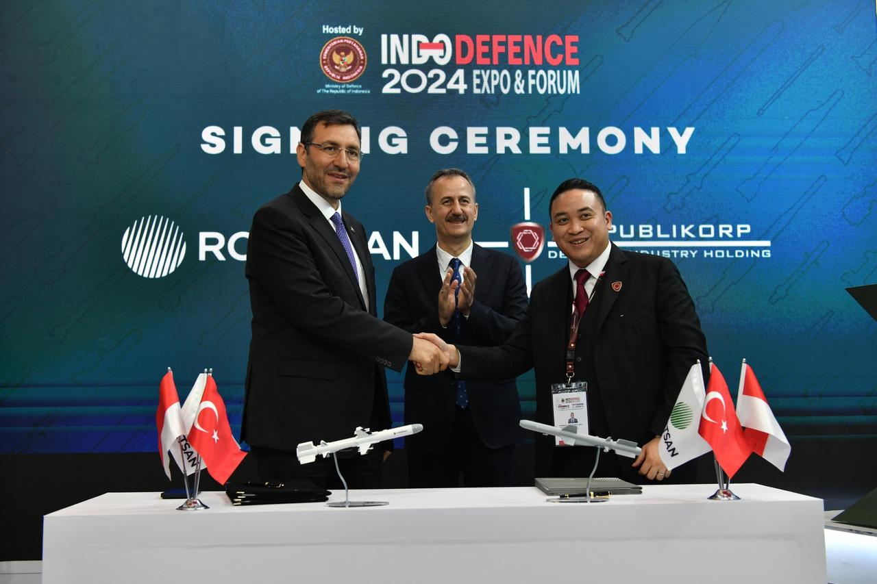 Signing ceremony of Roketsan's agreement with PT Republik Defence Indonesia (RDI) for the supply and joint production of ATMACA anti-ship missiles during the Indo Defence 2025 exhibition in Jakarta on 11 June, 2025. (Photo via X/@muratikinci2)