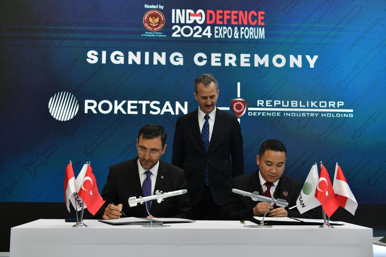 Signing ceremony of Roketsan's agreement with PT Republik Defence Indonesia (RDI) for the supply and joint production of ATMACA anti-ship missiles during the Indo Defence 2025 exhibition in Jakarta on 11 June, 2025. (Photo via X/@muratikinci2)