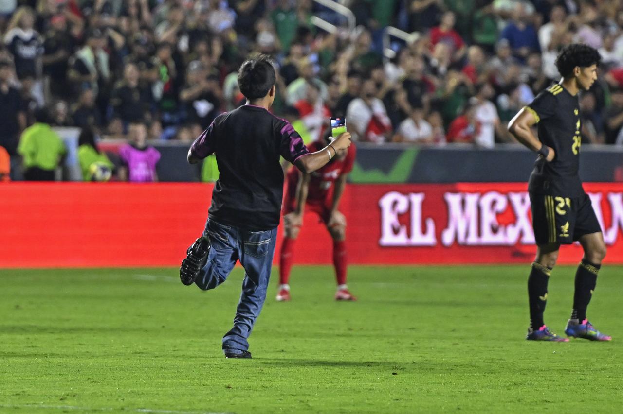 Fans enter the field during the friendly match between Turkiye and Mexico at Kenan Memorial Stadium at Chapel Hill, North Carolina, United States on June 10, 2025. (AA Photo)