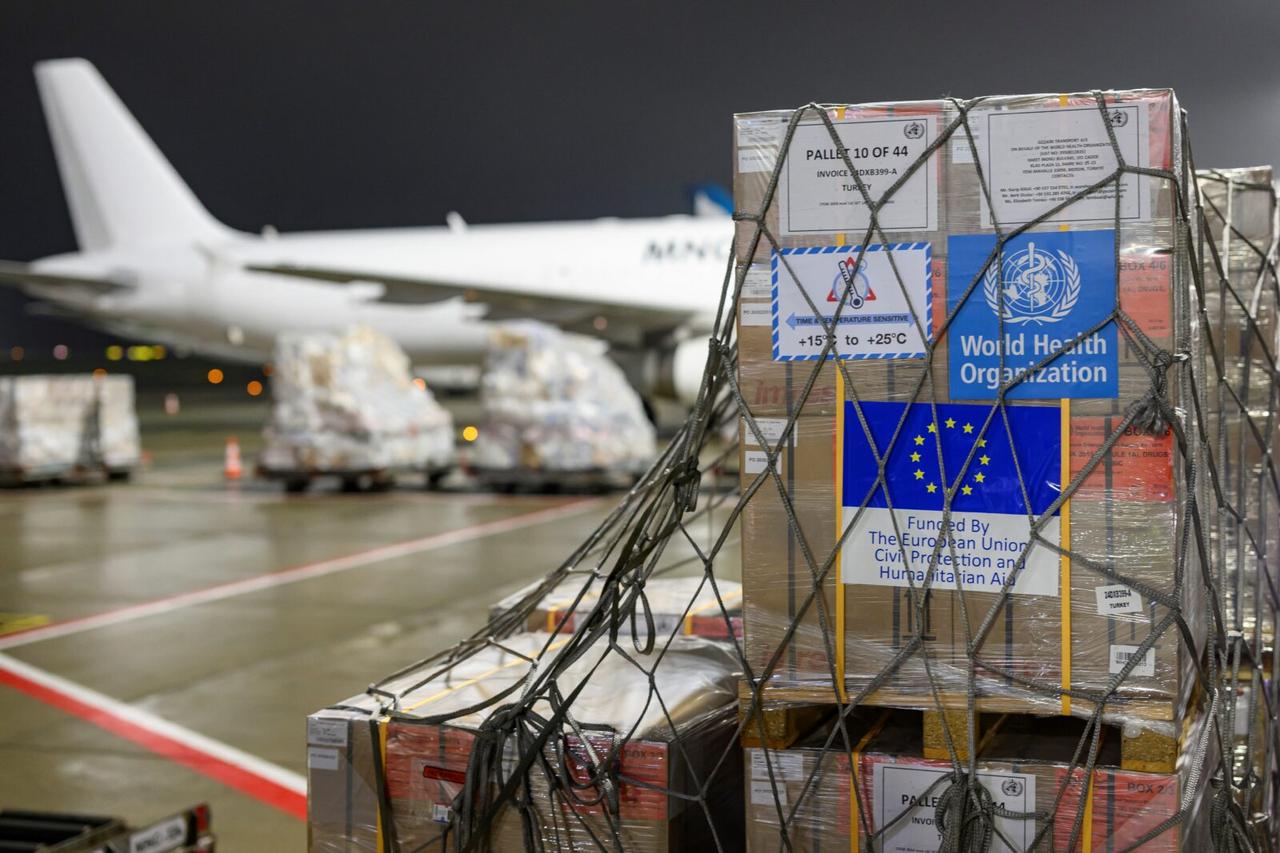 Workers unload medical and health supplies to Syria, delivered by the World Health Organization (WHO), at the Istanbul International Airport in Istanbul on December 26, 2024, after the Syrian president was overthrown by Islamist-led rebels. (Photo by Yasin AKGUL / AFP)