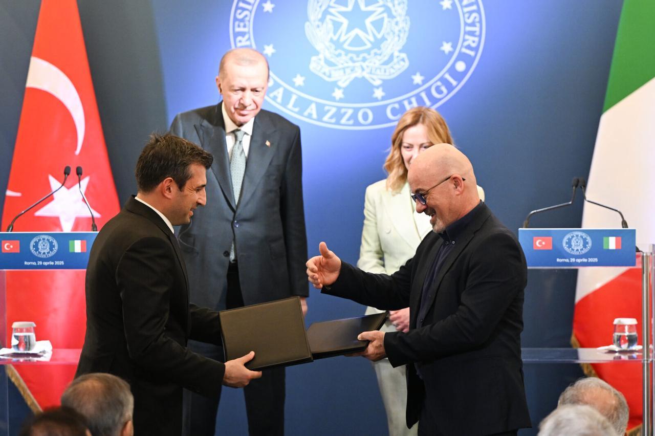 Baykar Chairman of the Board Selcuk Bayraktar (L) and Leonardo CEO Roberto Cingolani (R) sign the agreements in trade, industrial investments, space, culture, sports, social services, archives, transportation, and defense industries following the Fourth Türkiye-Italy Intergovernmental Summit chaired by President Recep Tayyip Erdogan and Italian Prime Minister Giorgia Meloni in Rome, Italy on 29, 2025. (AA Photo)