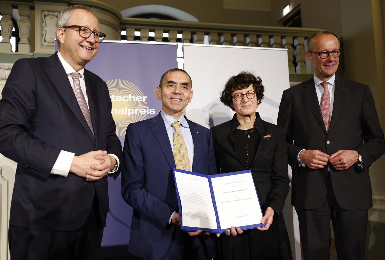 German biopharmaceutical company Biontech co-founders Ozlem Tureci (2R) and Ugur Sahin (2L) pose with the 2025 German National Prize flanked by former head judge of Germany's constitutional court (Bundesverfassungsgericht) and President of the Senate of the German National Foundation Andreas Vosskuhle (L) and German Chancellor Friedrich Merz at the presentation of the 2025 German National Prize on June 10, 2025 in Berlin. (AFP Photo)