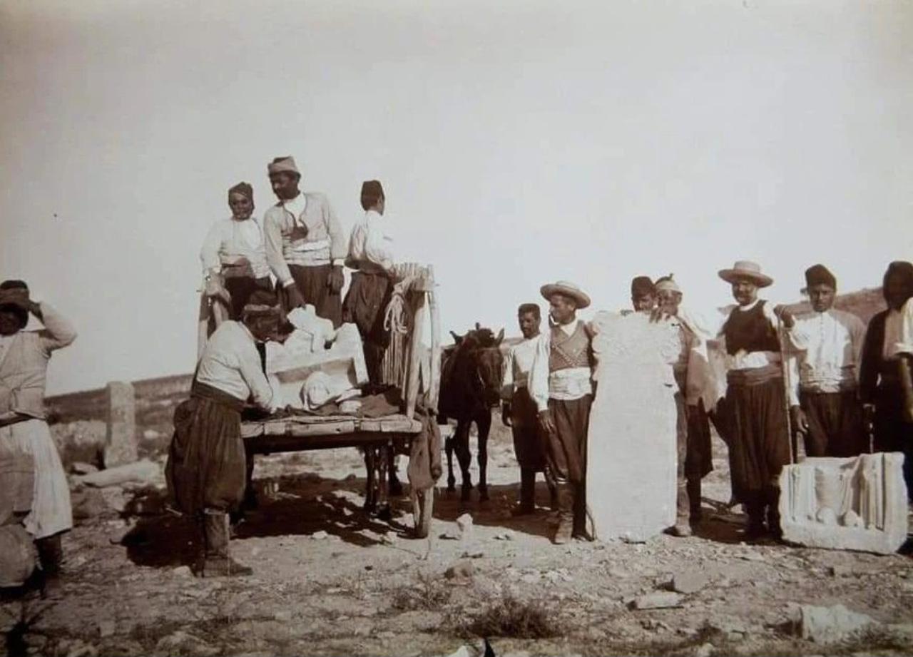 Workers loading archaeological finds onto a cart during excavations. (Photo via Richters archive)