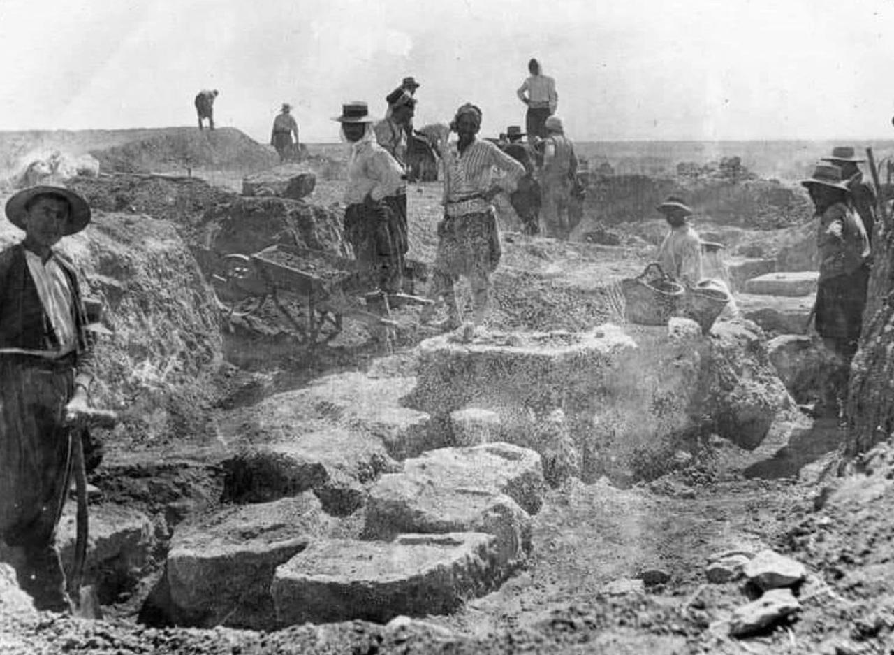 Workers handling looted artifacts during Richter’s excavations. (Photo via Richter's archive)