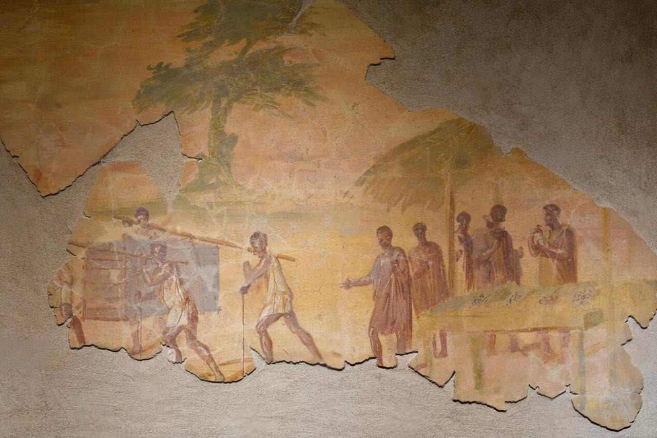 A market scene on a fresco in the Suburban Bath-House at Pompeii in Italy shows elites wearing togas and slaves wearing short tunics. (Photo via Leisure Italy)