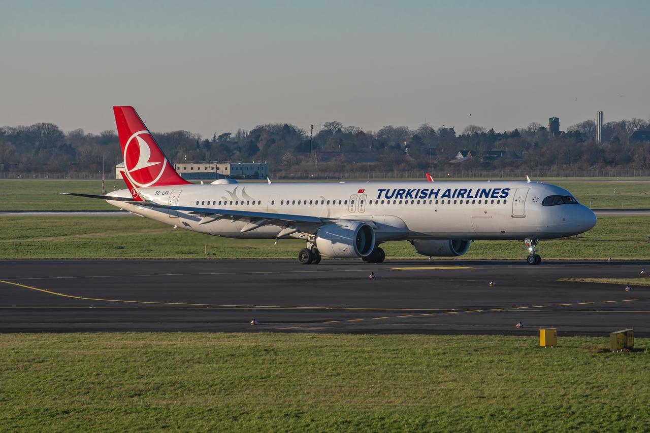 A Turkish Airlines Airbus A321 taxis on the runway at Düsseldorf Airport, Germany, on December 28, 2024. (Adobe Stock Photo)