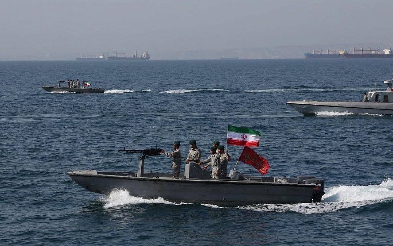 Iranian soldiers take part in the National Persian Gulf Day in the Strait of Hormuz on April 30, 2019. (AFP Photo)
