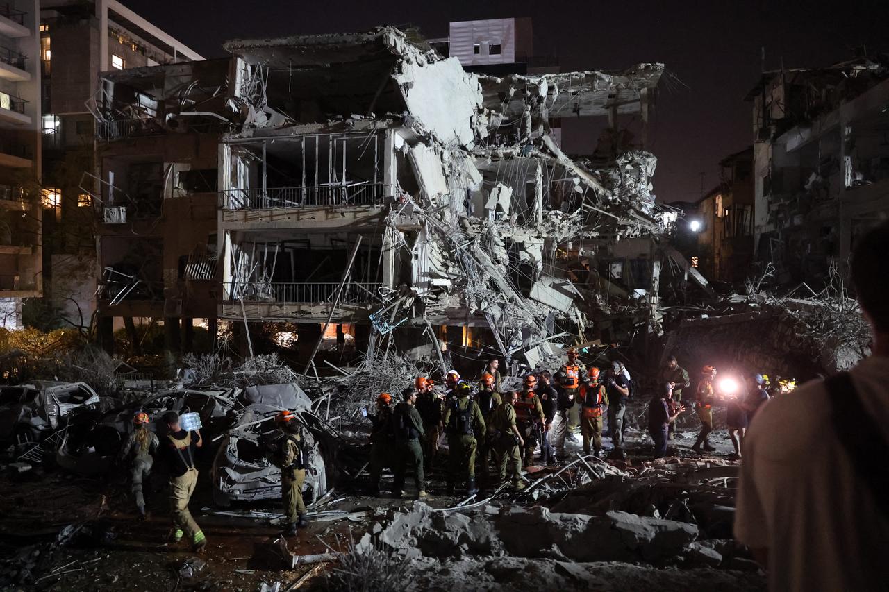 Israeli troops and first responders gather in an area hit by a missile fired from Iran, in Ramat Gan near Tel Aviv on June 13, 2025. (AFP Photo)