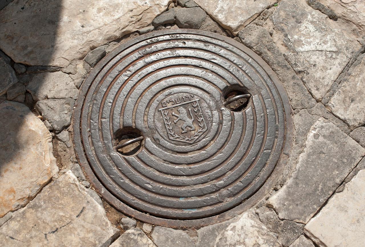 The Lion of Judah adorns a Jerusalem manhole cover. (Photo via Yehoshua Halevi)