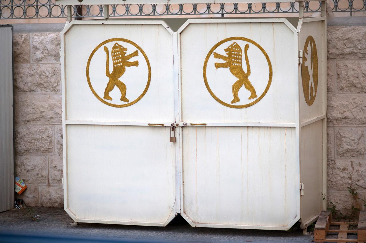 The Lion of Judah, Jerusalem’s official symbol even appears on trash collection units. (Photo via Yehoshua Halevi)