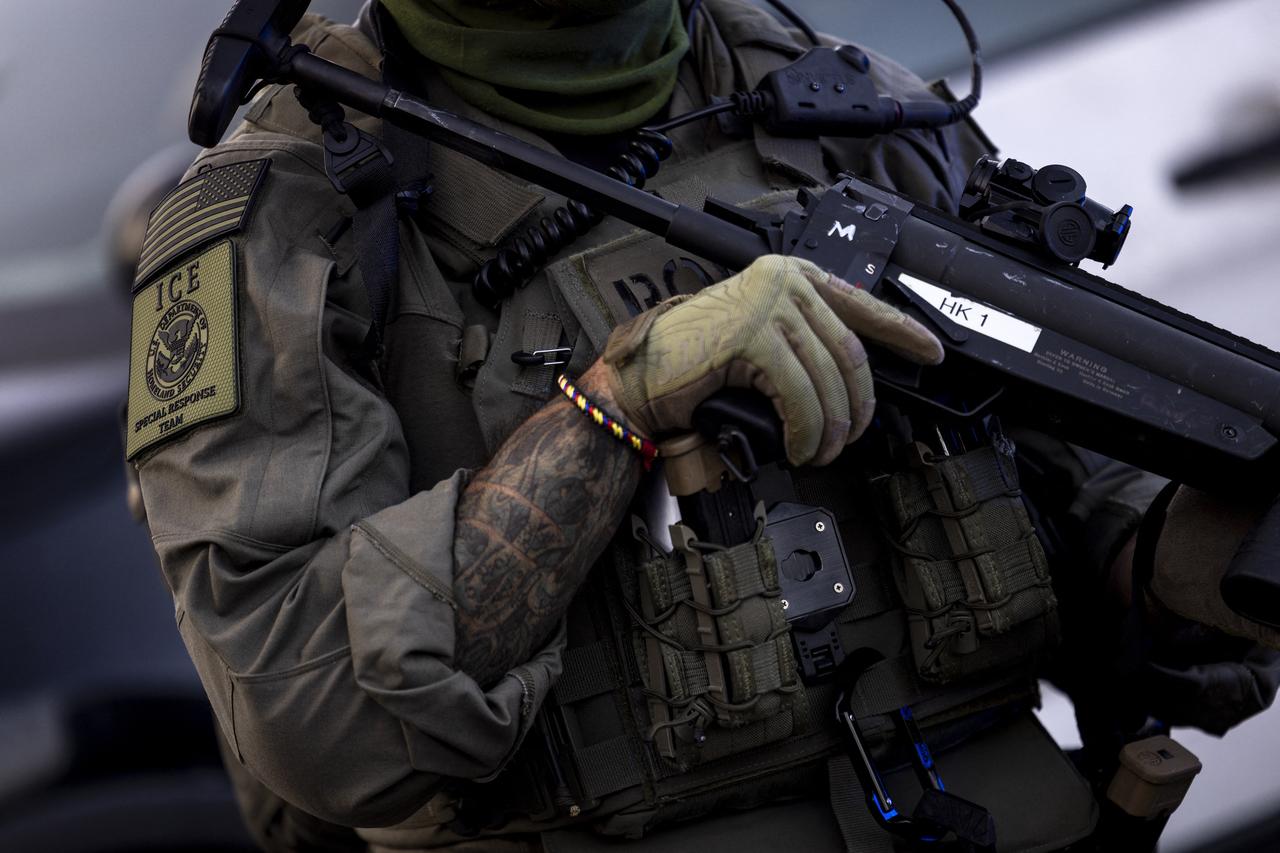 An Immigration and Customs Enforcement (ICE) Special Response Team (SRT) officer holds a Heckler and Koch Shoulder-fired grenade launcher for less lethal ammunition as protests continue in response to federal immigration operations at the Metropolitan Detention Center in Los Angeles on June 13, 2025. (AFP Photo)