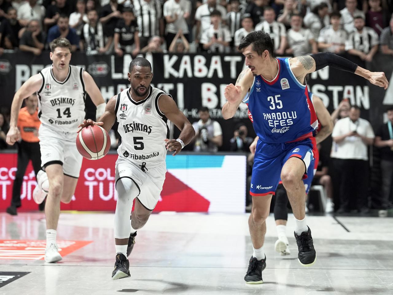 Besiktas Fibabanka’s Derek Needham (5) and Anadolu Efes’s Derek Willis (35) clash during Game 5 of the Turkish Basketball Super League playoff semifinals at BJK Fibabanka Sports Complex, Istanbul, Türkiye, June 14, 2025. (AA Photo)
