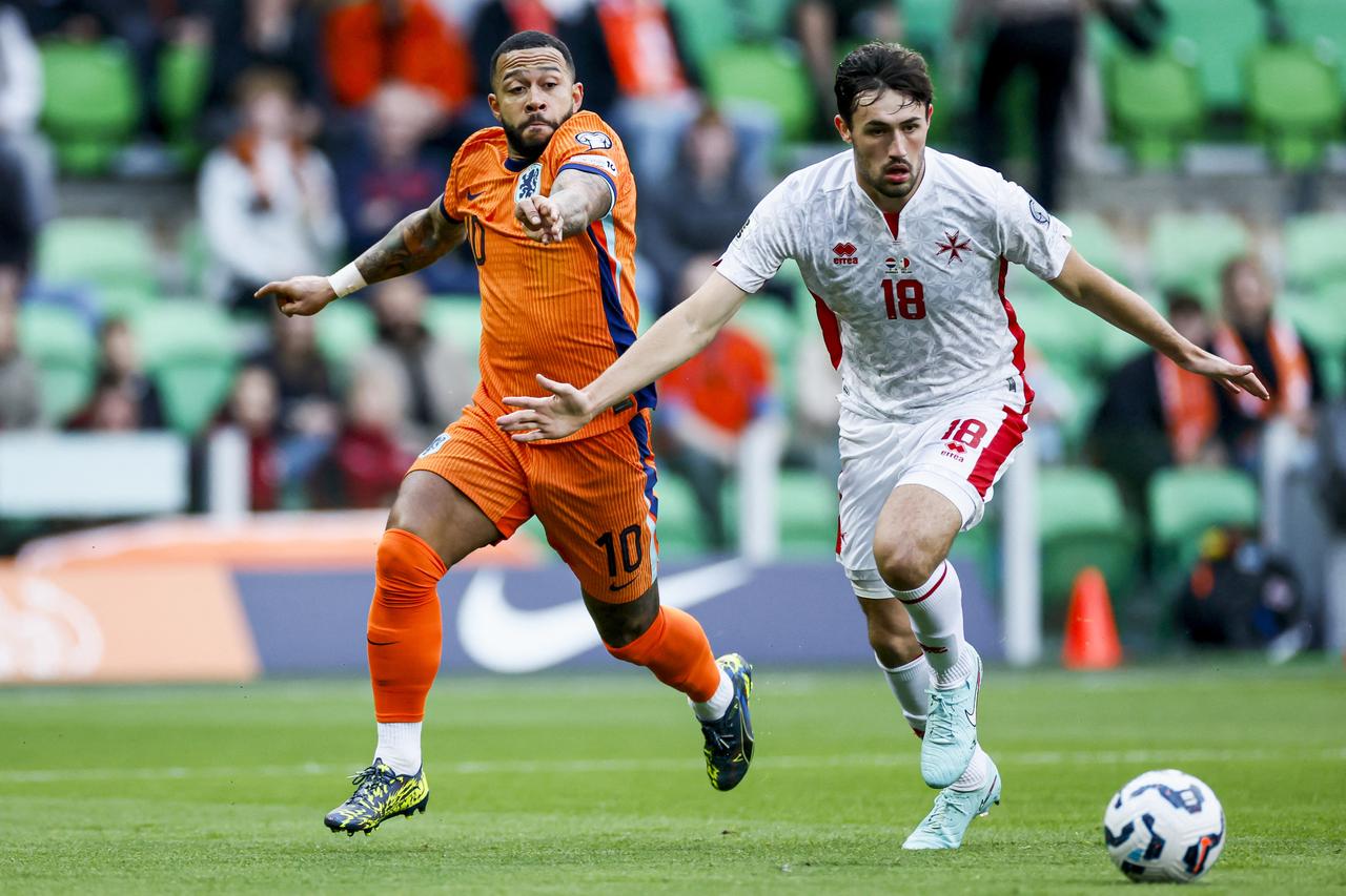 Memphis Depay of the Netherlands (L) fights for the ball with James Carragher of Malta during the World Cup qualifier between the Netherlands and Malta at the Euroborg stadium in Groningen on June 10, 2025. (AFP Photo)