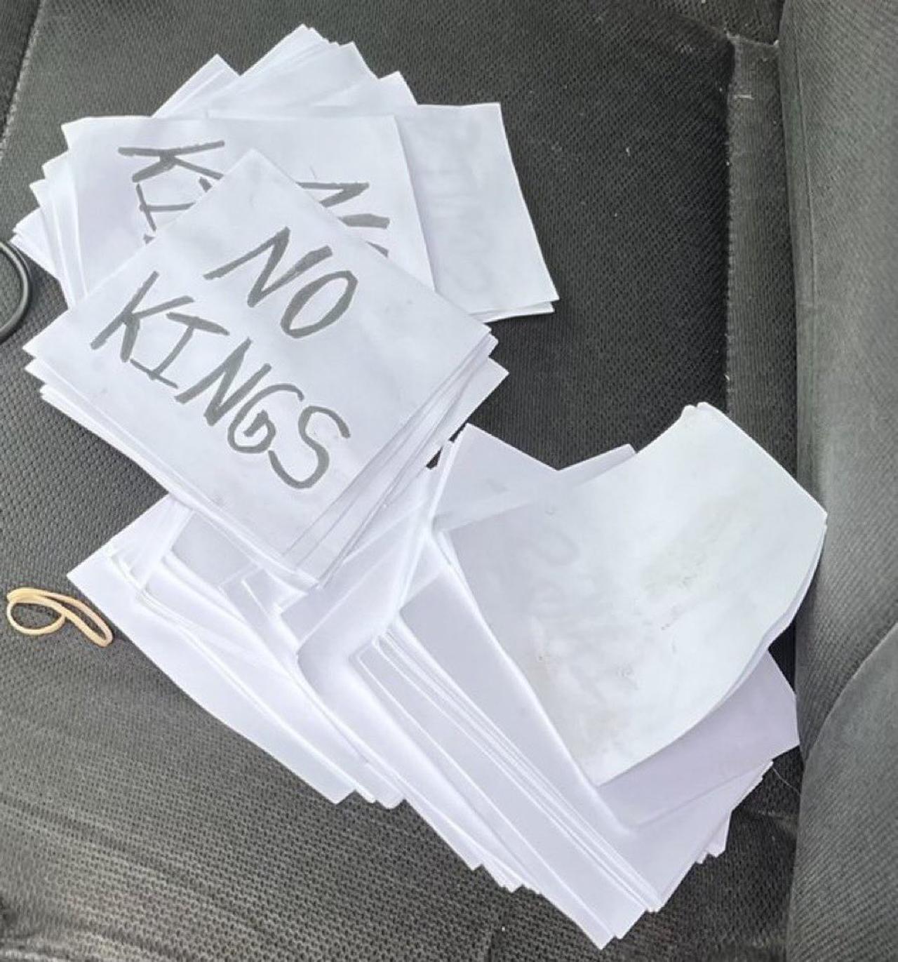 “No Kings” flyers were discovered in the suspect’s vehicle,, Minnesota, US. (@officer_Lew via X)