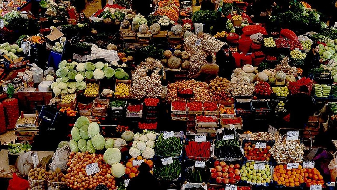 Vendors sell a wide variety of fresh produce, including onions, tomatoes, cabbage, and citrus fruits, at a local farmers' market in Türkiye, accessed on June 15, 2025. (AA Photo)