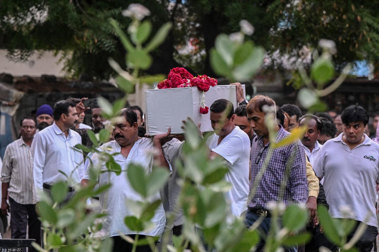 Relatives carry the coffin of a victim, who was killed in the Air India Flight 171 crash, during a funeral ceremony in Ahmedabad on June 15, 2025. Grieving families held funerals in India on June 15 for their relatives who were among at least 279 killed in one of the worlds worst plane crashes in decades. (Photo by Dibyangshu SARKAR / AFP)