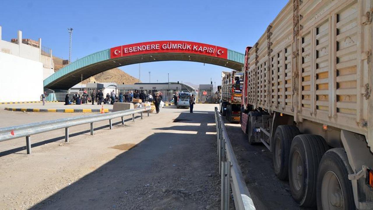 A queues of trucks form at the Esendere border in Hakkari, Türkiye, accessed on June 16, 2025. (IHA Photo)