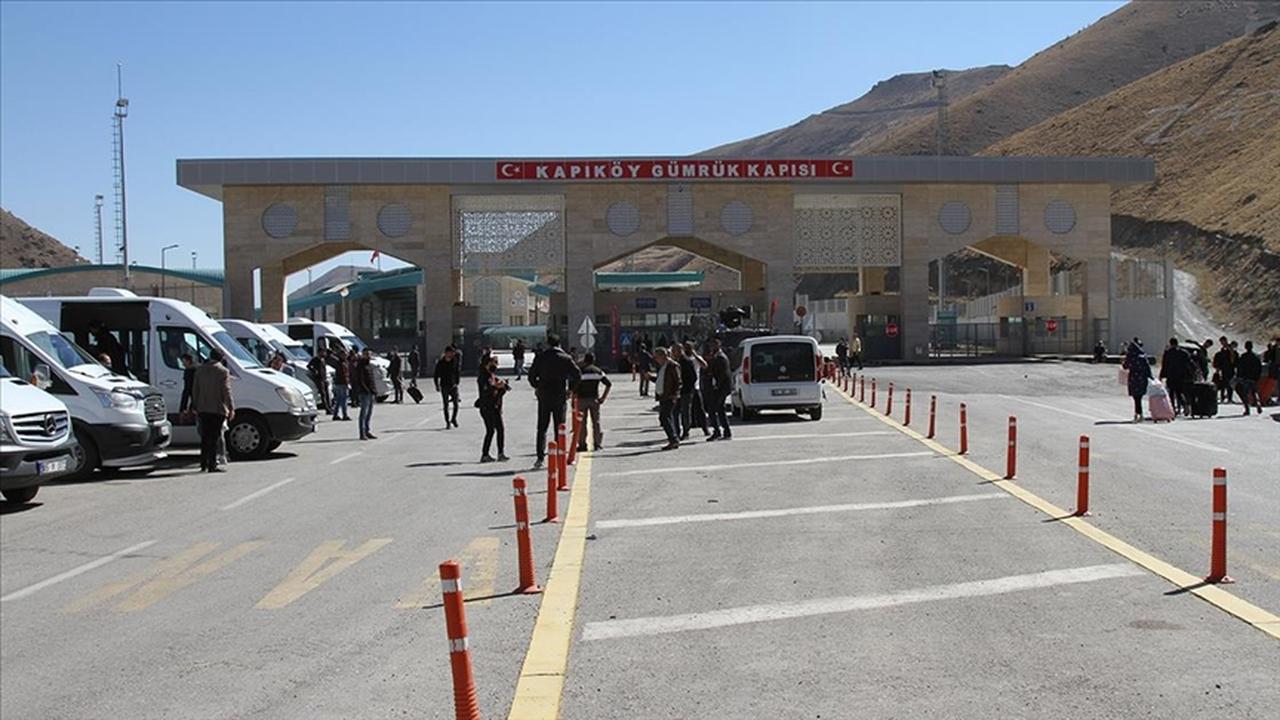 Travelers and vehicles wait at Türkiye's Kapıkoy border gate with Iran in Van province, accessed on June 16, 2025. (AA Photo)