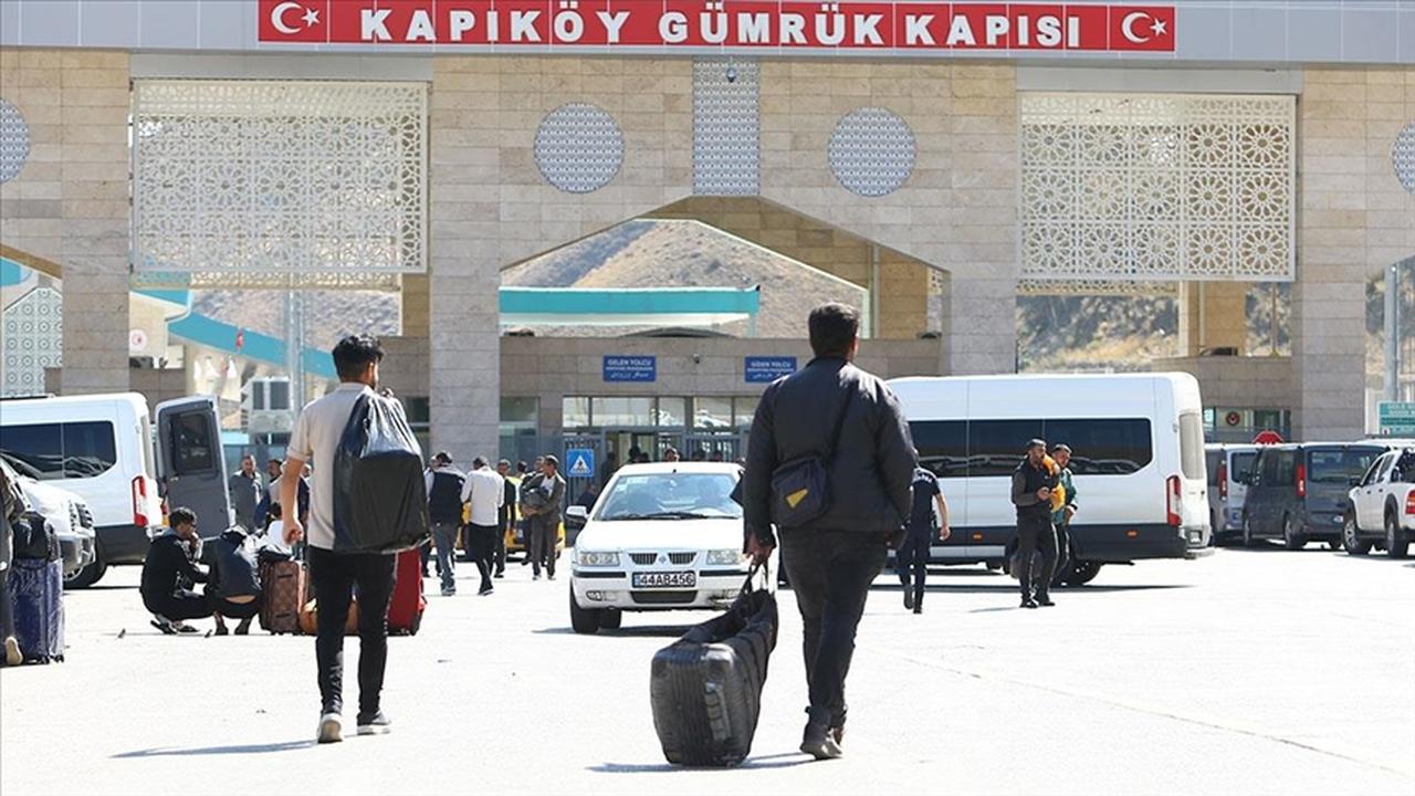 People carrying luggage move toward the Kapıkoy border crossing in eastern Türkiye, accessed on June 16, 2025. (AA Photo)