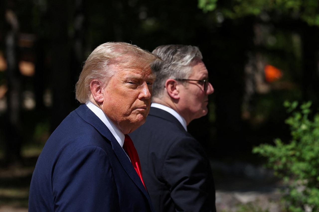 US President Donald Trump (L) and British Prime Minister Keir Starmer walk away after speaking to reporters during the Group of Seven (G7) Summit at the Pomeroy Kananaskis Mountain Lodge in Kananaskis, Alberta, Canada on June 16, 2025. (AFP Photo)