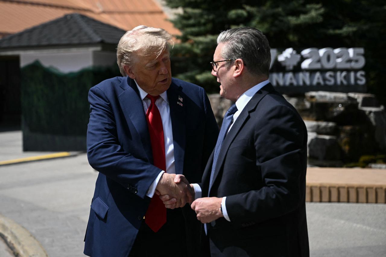 US President Donald Trump (L) shakes hands with British Prime Minister Keir Starmer as they speak to reporters after meeting during the Group of Seven (G7) Summit at the Pomeroy Kananaskis Mountain Lodge in Kananaskis, Alberta, Canada on June 16, 2025. (AFP Photo)