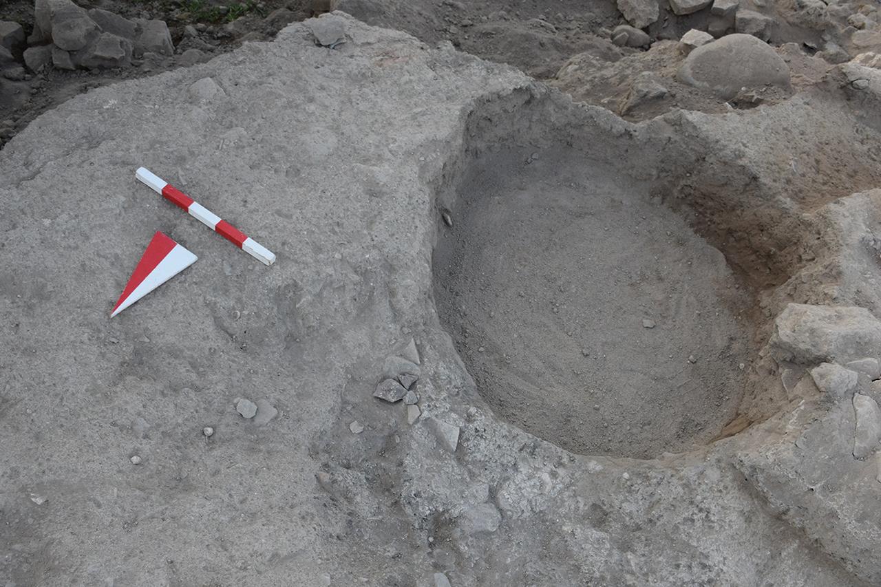 Pit 2 at Liman Tepe, Izmir, Türkiye, containing plain sea sand and no organic remains, February 2025. (Photo via Cambridge Archaeological Journal)