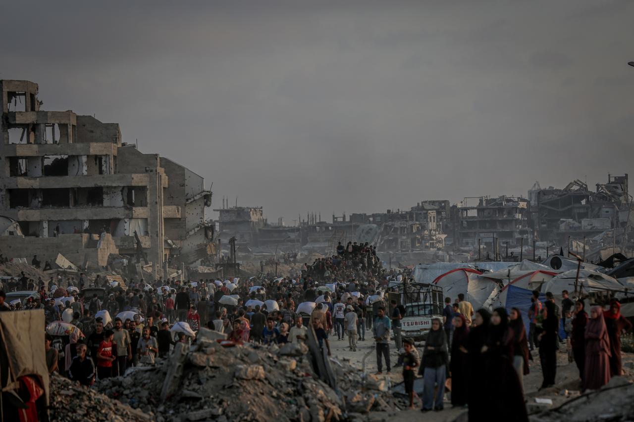 Palestinians flock to the aid center set up by the US and Israeli-led Gaza Humanitarian Relief Foundation on the Coastal Road in the Sudaniya area to receive food package in northern Gaza City, Gaza on June 17, 2025. (AA Photo)