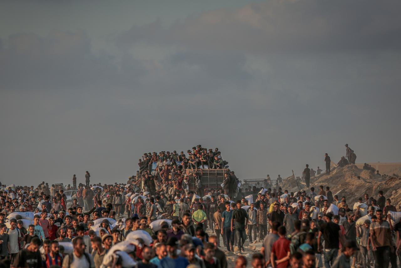 Palestinians flock to the aid center set up by the U.S. and Israeli-led Gaza Humanitarian Relief Foundation on the Coastal Road in the Sudaniya area to receive food package in northern Gaza City, Gaza, June 17, 2025. (AA Photo)