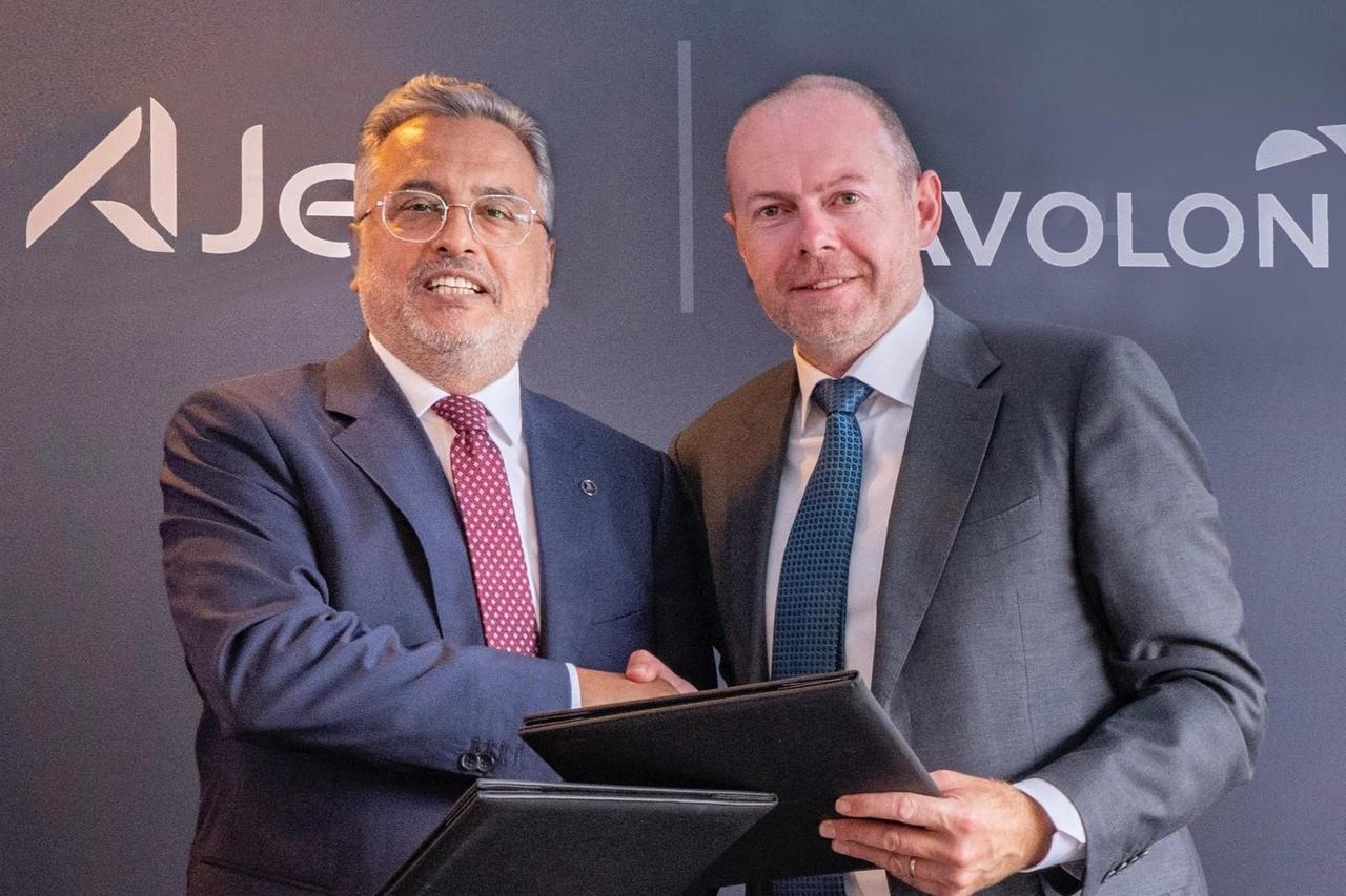 Turkish Airlines and AJet Chairman Ahmet Bolat (L) and Avolon CEO Andy Cronin (R) shake hands during the signing ceremony for the Airbus A321neo lease agreement at the Paris Air Show in Paris, France, June 18, 2025. (Photo via avolon.aero)