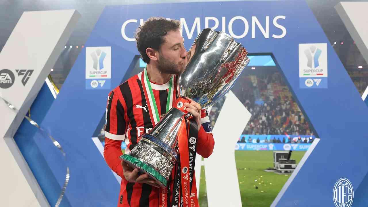 Davide Calabria right-back of AC Milan and Italy celebrates with the trophy after winning the EA SPORTS FC SUPERCUP 24/25 final match between FC Internazionale and AC Milan at Kingdom Arena on January 6, 2025 in Riyadh, Saudi Arabia.. (AC Milan)