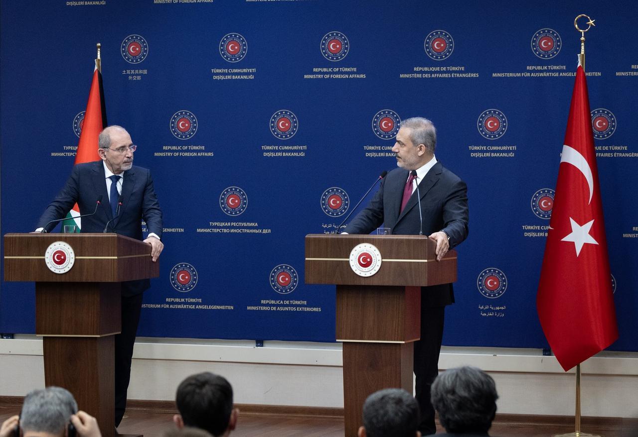 Foreign Minister Hakan Fidan (R) holds a joint press conference with his Jordanian counterpart Ayman Safadi (L) after their meeting in Ankara, Türkiye on Jan. 6, 2025. (AA Photo)