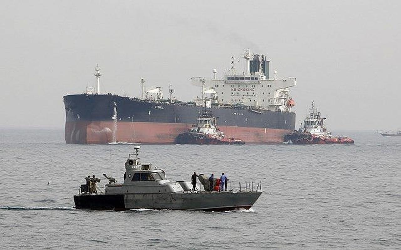 An Iranian military speedboat patrols the waters as a tanker prepares to dock at the oil facility on Khark Island, Iran, on March 12, 2017. (AFP Photo)