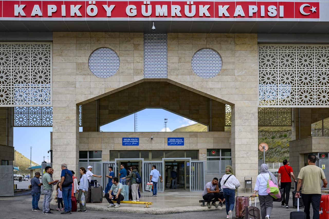 Iranians leave Türkiye through the Razi-Kapikoy border crossing, north-eastern Türkiye on June 18, 2025. (AFP Photo)