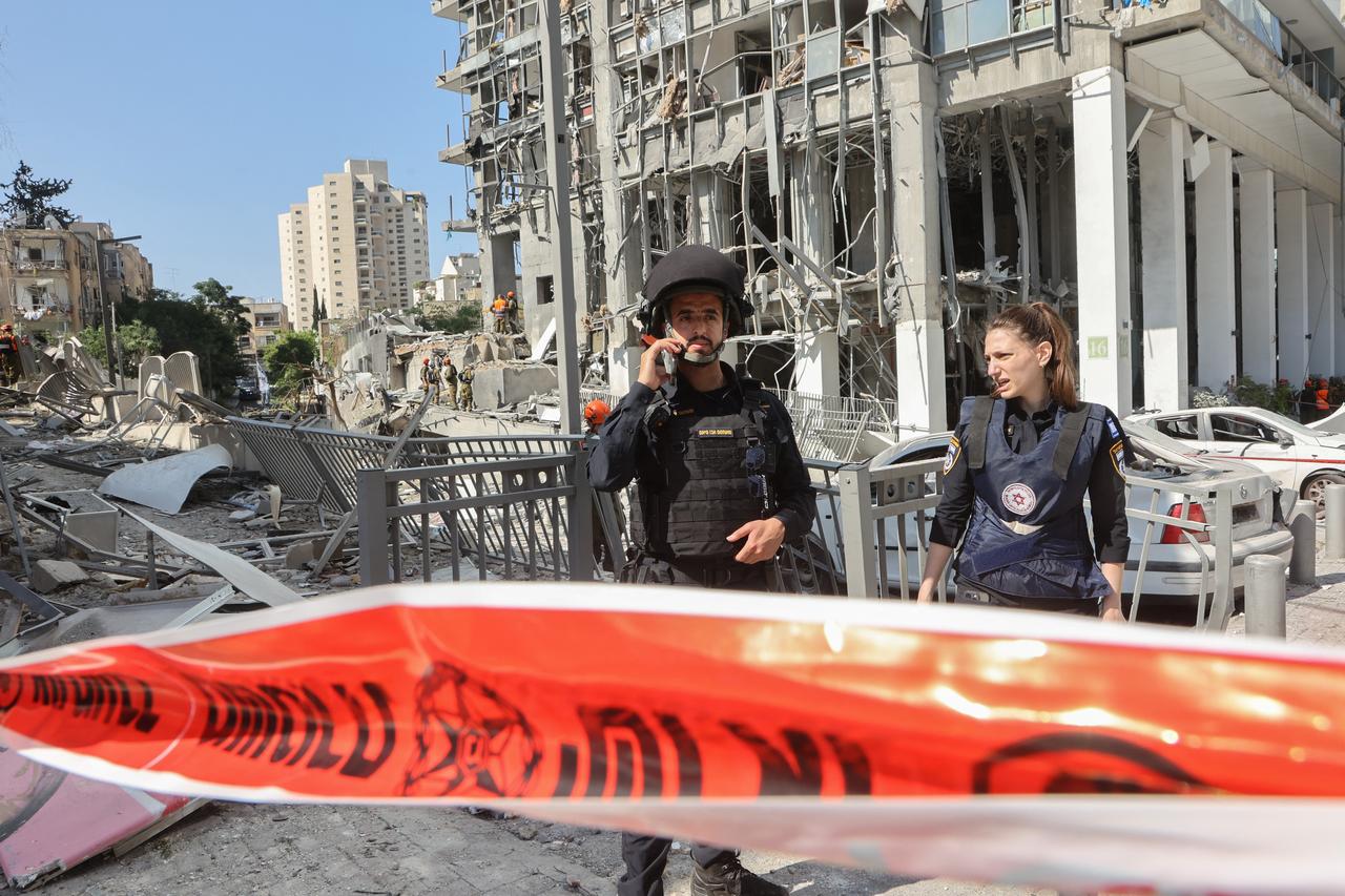 Israeli emergency services work at the site of an Iranian missile attack in Ramat Gan in central Israel near Tel Aviv, on June 19, 2025. (AFP Photo)