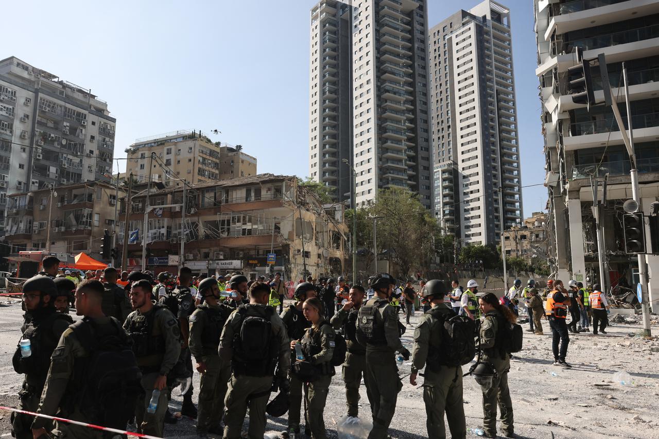Israeli forces and emergency services work at the site of an Iranian missile attack in Ramat Gan in central Israel on June 19, 2025. (AFP Photo)